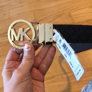 NWT. Michael Kors Logo Reversible belt - Size Small